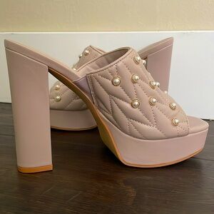 NIB Karl Lagerfeld Dusty pink shell leather pearl 5” embellished platform mules